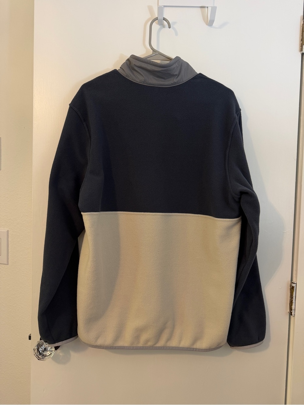 Patagonia Men’s Microdini Two-Tone Fleece Pullover - Navy & Cream - Picture 2 of 4